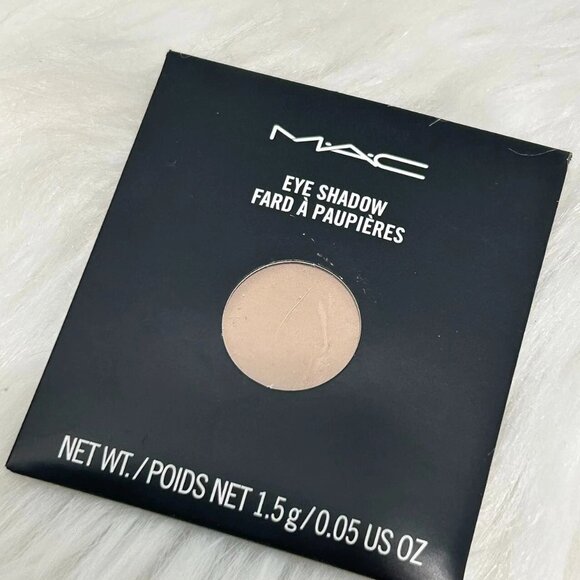 New in Box MAC Eye Shadow Pro Palette Refill Pan shade Omega 0.05oz/1.5g - Picture 3 of 5